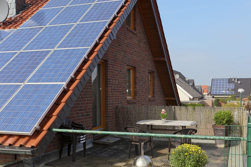 Dachterrasse der Ferienwohnung Hamminkeln mit Sitzgruppe und Blick über die Dächer